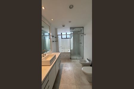 Apartamento à venda com 270m², 4 quartos e 3 vagasBanheiro da Suíte 1