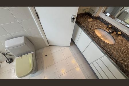 Apartamento à venda com 270m², 4 quartos e 3 vagasBanheiro da Suíte 2