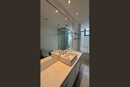 Apartamento à venda com 270m², 4 quartos e 3 vagasBanheiro da Suíte 1