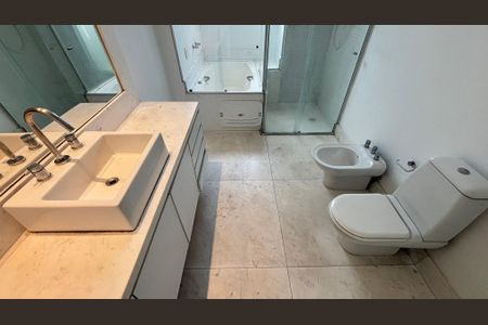 Apartamento à venda com 270m², 4 quartos e 3 vagasBanheiro da Suíte 1