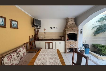 Casa à venda com 240m², 3 quartos e 3 vagas Casa à venda com 240m², 3 quartos e 3 vagasQuintal - Churrasqueira