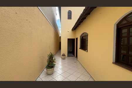 Casa à venda com 240m², 3 quartos e 3 vagas Casa à venda com 240m², 3 quartos e 3 vagasQuintal