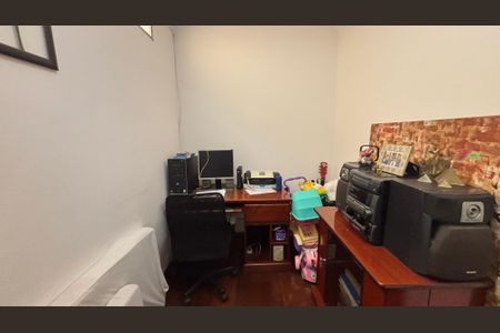 Casa à venda com 240m², 3 quartos e 3 vagas Casa à venda com 240m², 3 quartos e 3 vagasEscritório