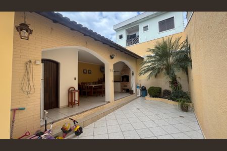 Casa à venda com 240m², 3 quartos e 3 vagas Casa à venda com 240m², 3 quartos e 3 vagasQuintal