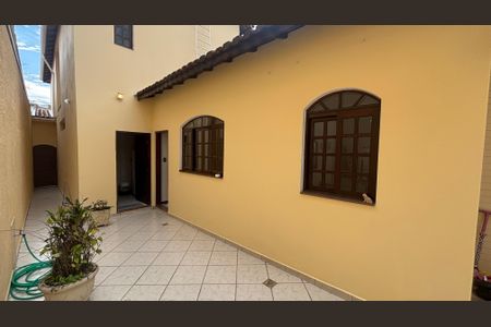 Casa à venda com 240m², 3 quartos e 3 vagas Casa à venda com 240m², 3 quartos e 3 vagasQuintal