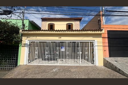 Casa à venda com 240m², 3 quartos e 3 vagas Casa à venda com 240m², 3 quartos e 3 vagasFachada