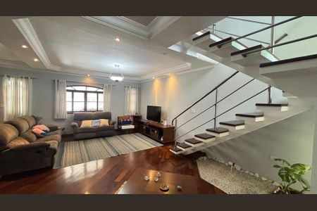 Casa à venda com 240m², 3 quartos e 3 vagas Casa à venda com 240m², 3 quartos e 3 vagasSala