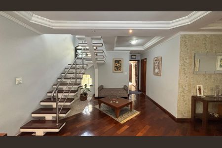 Casa à venda com 240m², 3 quartos e 3 vagas Casa à venda com 240m², 3 quartos e 3 vagasSala