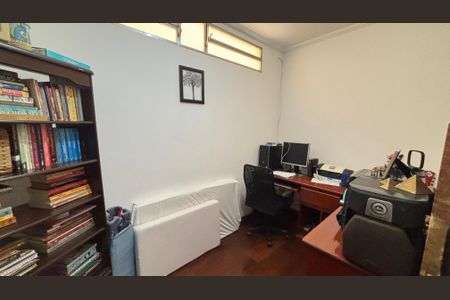 Casa à venda com 240m², 3 quartos e 3 vagas Casa à venda com 240m², 3 quartos e 3 vagasEscritório