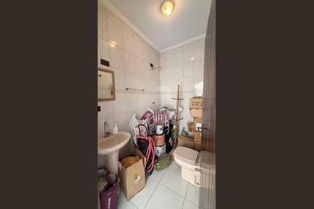 Casa à venda com 240m², 3 quartos e 3 vagas Casa à venda com 240m², 3 quartos e 3 vagasQuintal - banheiro