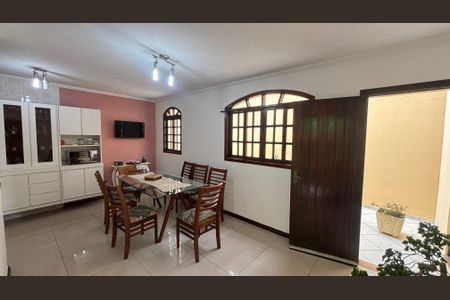 Casa à venda com 240m², 3 quartos e 3 vagas Casa à venda com 240m², 3 quartos e 3 vagasCozinha