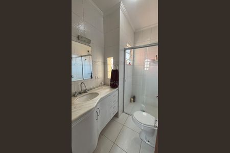 Casa à venda com 240m², 3 quartos e 3 vagas Casa à venda com 240m², 3 quartos e 3 vagasBanheiro da Suíte