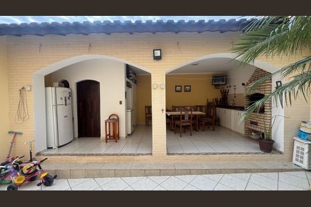 Casa à venda com 240m², 3 quartos e 3 vagas Casa à venda com 240m², 3 quartos e 3 vagasQuintal