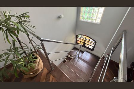 Casa à venda com 240m², 3 quartos e 3 vagas Casa à venda com 240m², 3 quartos e 3 vagasEscada