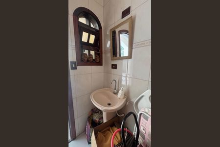 Casa à venda com 240m², 3 quartos e 3 vagas Casa à venda com 240m², 3 quartos e 3 vagasQuintal - banheiro