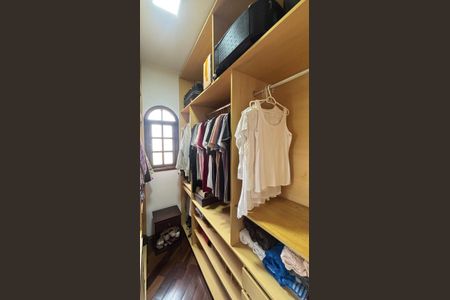 Casa à venda com 240m², 3 quartos e 3 vagas Casa à venda com 240m², 3 quartos e 3 vagasSuíte Closet