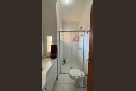 Casa à venda com 240m², 3 quartos e 3 vagas Casa à venda com 240m², 3 quartos e 3 vagasBanheiro da Suíte