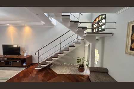 Casa à venda com 240m², 3 quartos e 3 vagas Casa à venda com 240m², 3 quartos e 3 vagasEscada