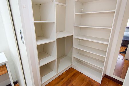 Casa de condomínio para alugar com 130m², 4 quartos e 2 vagas Casa de condomínio para alugar com 130m², 4 quartos e 2 vagasCloset