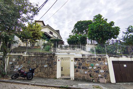 Casa de condomínio para alugar com 130m², 4 quartos e 2 vagas Casa de condomínio para alugar com 130m², 4 quartos e 2 vagasFachada