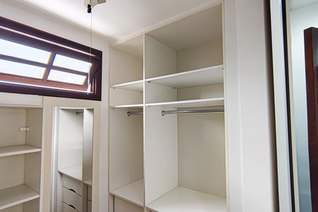 Casa de condomínio para alugar com 130m², 4 quartos e 2 vagas Casa de condomínio para alugar com 130m², 4 quartos e 2 vagasCloset