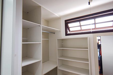 Casa de condomínio para alugar com 130m², 4 quartos e 2 vagas Casa de condomínio para alugar com 130m², 4 quartos e 2 vagasCloset