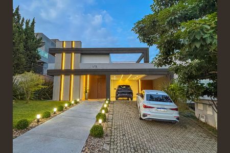 Casa de condomínio para alugar com 281m², 3 quartos e 4 vagasFachada