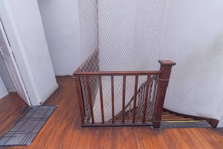 Casa à venda com 179m², 3 quartos e 6 vagasEscadas e corredor