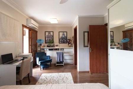 Casa à venda com 244m², 3 quartos e 2 vagasSuíte