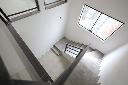 Casa à venda com 160m², 3 quartos e 2 vagas Casa à venda com 160m², 3 quartos e 2 vagasEscada