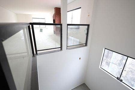 Casa à venda com 160m², 3 quartos e 2 vagas Casa à venda com 160m², 3 quartos e 2 vagasEscada