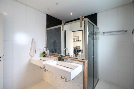 Casa à venda com 332m², 3 quartos e 2 vagas Casa à venda com 332m², 3 quartos e 2 vagasBanheiro da Suíte