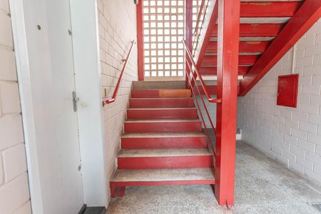 Apartamento para alugar com 50m², 2 quartos e sem vagaEscada do prédio