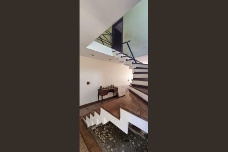 Casa à venda com 189m², 3 quartos e 2 vagasEscada