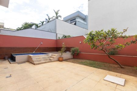 Casa de condomínio para alugar com 234m², 3 quartos e 4 vagasQuintal