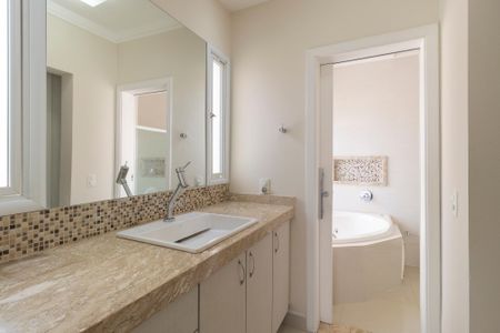 Casa de condomínio para alugar com 234m², 3 quartos e 4 vagasBanheiro da Suíte 1