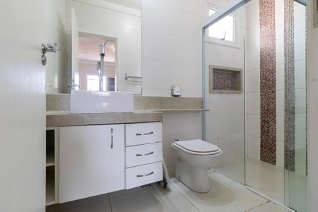 Casa de condomínio para alugar com 234m², 3 quartos e 4 vagasBanheiro da suíte 2