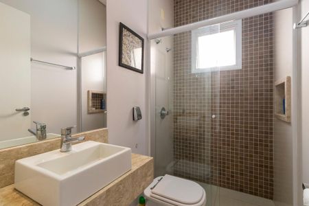 Casa de condomínio para alugar com 234m², 3 quartos e 4 vagasBanheiro da suíte 3