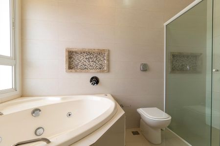 Casa de condomínio para alugar com 234m², 3 quartos e 4 vagasBanheiro da Suíte 1