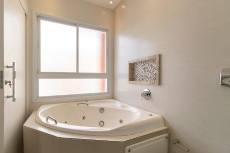 Casa de condomínio para alugar com 234m², 3 quartos e 4 vagasBanheiro da Suíte 1