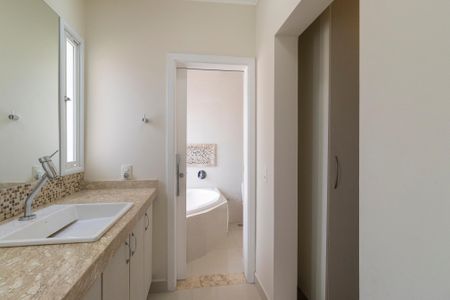 Casa de condomínio para alugar com 234m², 3 quartos e 4 vagasBanheiro da Suíte 1