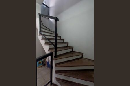 Casa para alugar com 250m², 4 quartos e 6 vagasEscada 