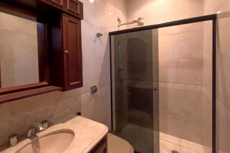 Casa para alugar com 250m², 4 quartos e 6 vagasBanheiro da Suíte 1