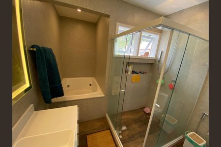 Casa à venda com 600m², 6 quartos e 3 vagasBanheiro da Suíte 1