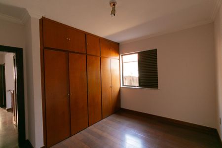 Casa à venda com 339m², 5 quartos e 4 vagasQuarto 2