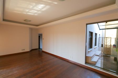 Casa à venda com 339m², 5 quartos e 4 vagasSala