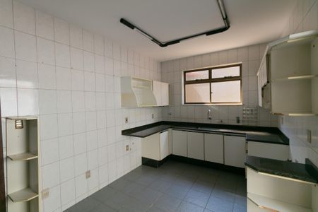 Casa à venda com 339m², 5 quartos e 4 vagasCozinha