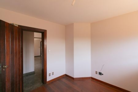 Casa à venda com 339m², 5 quartos e 4 vagasQuarto 1