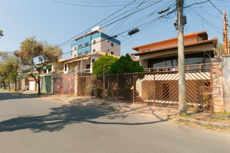Casa à venda com 339m², 5 quartos e 4 vagasFachada