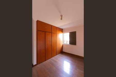 Casa à venda com 339m², 5 quartos e 4 vagasQuarto 2